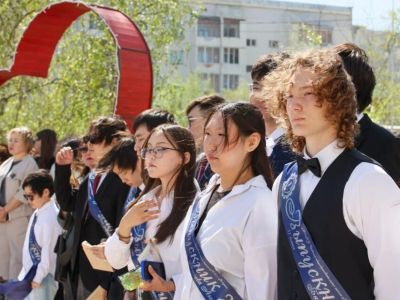 С окончанием учебного года поздравил выпускников двух школ Якутска Кирилл Бычков