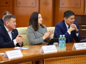 Айсен Николаев наградил выдающихся ученых Якутии