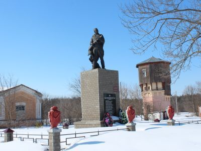 Братская могила советских воинов, погибших в боях с фашистскими захватчиками в 1943 году. Захоронено 80 человек, имена установлены. Скульптура советского воина