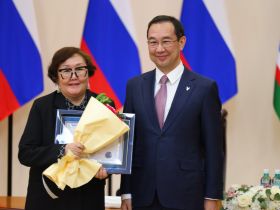 Айсен Николаев наградил выдающихся ученых Якутии