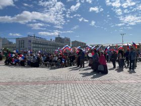 В Якутске ко Дню флага России вручили паспорта юным горожанам и награды участникам СВО