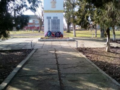 Братская могила советских воинов, погибших в боях с фашистскими захватчиками