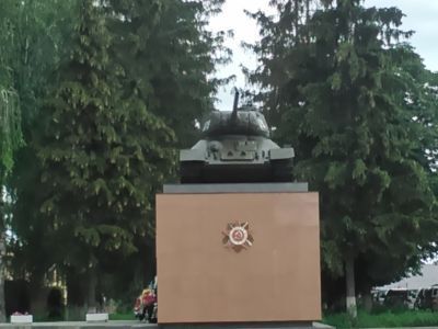 Памятный знак - танк Т-34, установленный в честь воинов Советской Армии, освободивших город