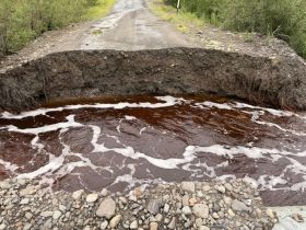 В Эвено-Бытантайском районе Якутии закрыт участок дороги из-за дождевого паводка
