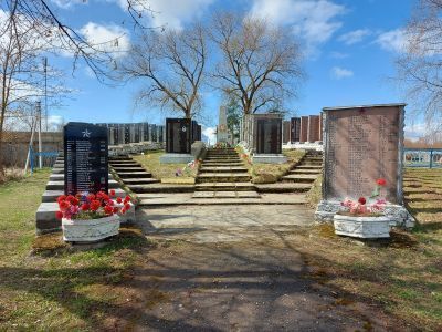 Братская могила воинов Советской Армии, погибших в 1944 г. Здесь же похоронен Коровин Илья Семёнович (1923-1944), Герой Советского Союза