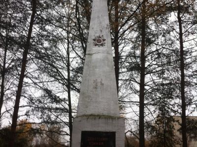 Братская могила 4060 воинов Советской Армии, погибших в 1941-1943 гг. в боях с немецко-фашистскими захватчиками. Установлена скульптура