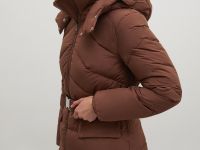 Стеганый пуховик с поясом и капюшоном