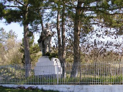 Братская могила советских воинов и партизан