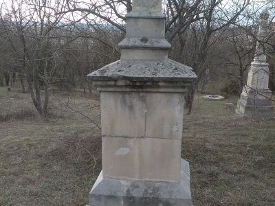 Братские могилы  с надгробиями типа XVIII