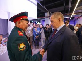 Юрий Трутнев посетил выставку креативных продуктов в Якутске