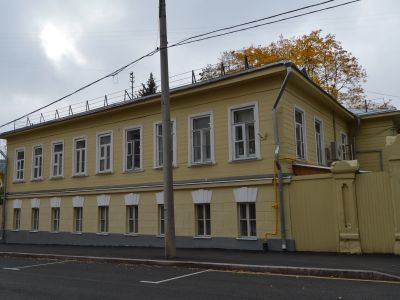Жилой дом для астрономов, 1829-1833 гг., арх. Д.Г.Григорьев, 1840-е гг. Здесь в 1834-1851 гг. жил основатель обсерватории Д.М.Перевозчиков, в разные годы жили и работали ученые А.Н.Драшусов, Б.Я.Швейцер, Ф.Я.Бредихин, В.К.Цесарский, П.К.Штернберг, С.Н.Бла