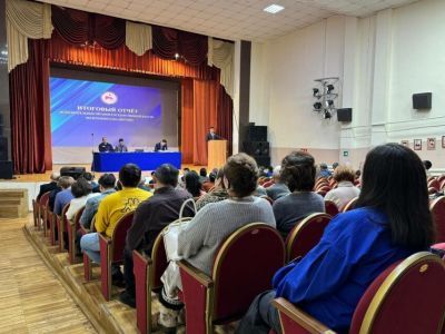 Министр строительства Якутии вручил жилищные сертификаты молодым семьям в Среднеколымском районе