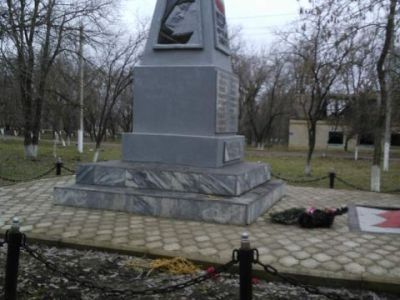 Обелиск памяти воинам односельчанам, погибшим в 1941 - 1945 гг. на фронтах Великой Отечественной войны