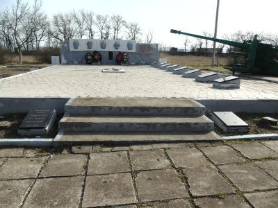 Братская могила советских воинов, погибших в боях с фашистскими захватчиками