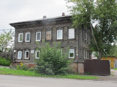 2-х этажный жилой дом с эркером над входом