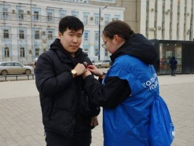 Георгиевские ленточки в Якутске раздают на всех главных площадях города