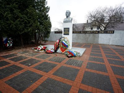 Мемориальный комплекс на братской могиле советских воинов, погибших в марте 1945 года (арх. В.Г. Еремеев)