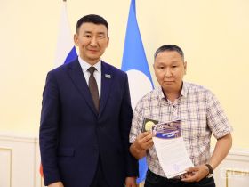 Сергей Местников наградил организаторов двух спартакиад в Якутии