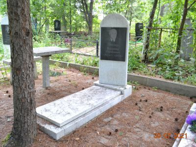 Могила хозяйственного деятеля Владимира Израилевича Пеллера (06.09.1913-25.12.1978)