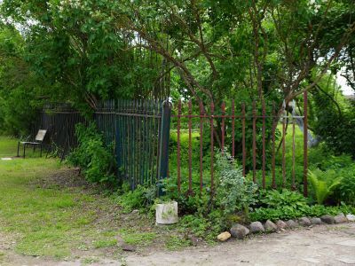 Металлическая ограда сада