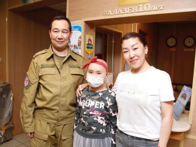 В Среднеколымске глава Якутии навестил юного блогера Каришку