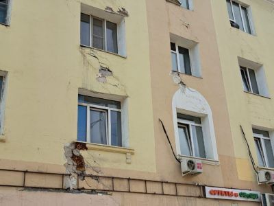 В Якутске с фасада жилого дома по проспекту Ленина обрушились кирпичи