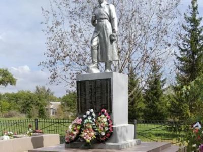 Братская могила советских воинов, погибших в годы гражданской и Великой Отечественной войн