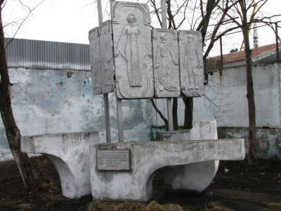 Место основания в 1869 году Тихменевского русского военного поста, положившего начало городу Поронайску