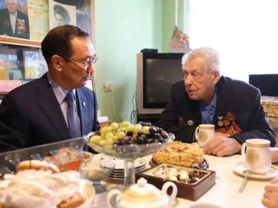 Глава Якутии встретился с участником Великой Отечественной войны Валерием Спиридоновым
