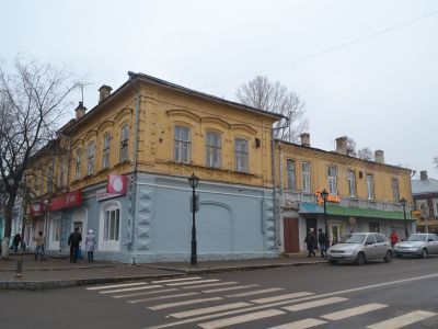 Жилой дом с торговой лавкой