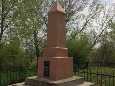 Братская могила воинов Советской Армии, погибших в 1942 - 1943 гг. в боях с немецко-фашистскими захватчиками