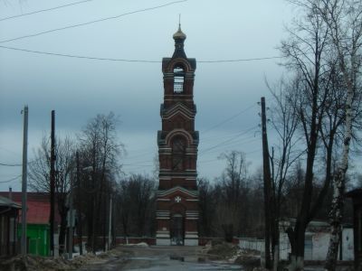 Ограда с воротами колокольни на кладбище