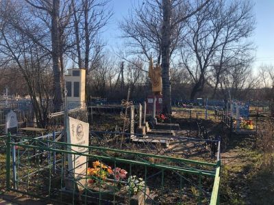 Братская могила воинов Советской Армии, погибших в период Великой Отечественной войны. Захоронено 52 человека, установлено фамилий на 22 человека. Скульптура установлена в 1948 году