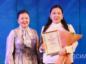 Государственные награды вручили работникам культуры Якутии