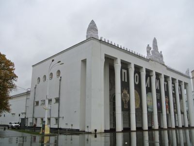 Портик павильона "Транспорт СССР" (бывший "Земледелие"), 1939-1954 гг., архитекторы: Ревякин П.П., Громов А.М., Туканов В.Ф., Игнатьева И.А.