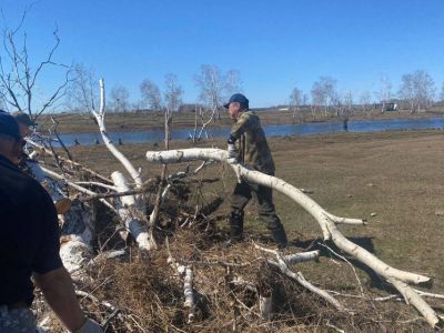 В селе Партизан Намского района проводят субботники по расчистке территорий от последствий паводка
