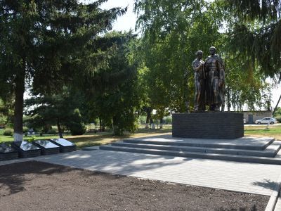 Братская могила советских воинов, погибших в боях с фашистскими захватчиками в 1943 году. Захоронено 71 человек, имена установлены. Скульптура советского воина и партизанки