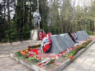 Братское захоронение советских воинов, погибших в 1941-44 гг.