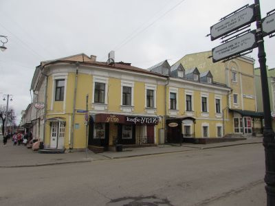 Здание построено, вероятно, в конце XVIII века, использовалось под магазин, кондитерскую, верхний этаж – жилые квартиры