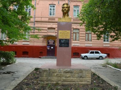 Памятник А.Хуторянскому