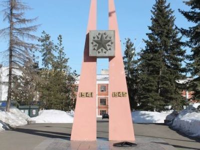 Монумент вечной Славы, посвященный боевому подвигу рабочих механического завода в годы Великой Отечественной войны. Автор Ю.Г.Тарасов. 1975 г.