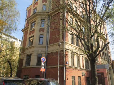 Доходный дом. Здесь в 1915-1922 гг. в квартире № 7 жил и работал писатель И.С.Шмелев.