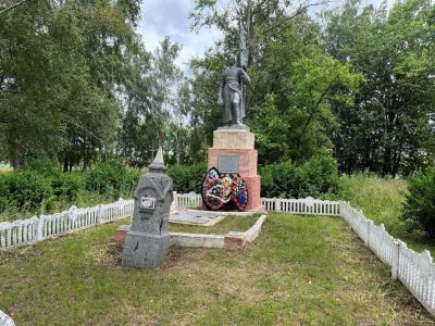 Братская могила воинов Советской Армии, погибших в период Великой Отечественной войны. Захоронено и установлено фамилий на 40 человек. Скульптура установлена в 1963 году