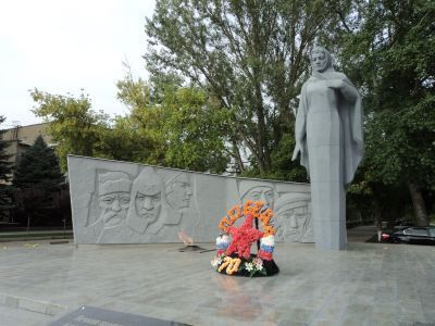 Могила начальника станции Г.П. Шодарева и дежурного по станции В.Г. Крохотова, погибших в 1942 году