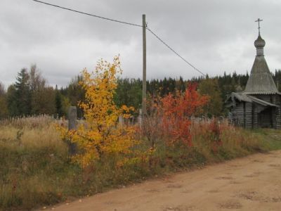 Кладбище на правом берегу реки Варзуги
