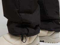 Утепленные брюки широкого кроя с утяжниками по низ