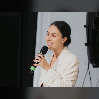 Милана Каурин. Она написала детектив