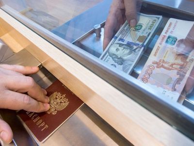 ЦБ разрешил банкам с 18 апреля продавать наличную валюту гражданам