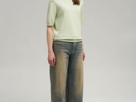 Легкий джемпер полуприлегающего кроя с коротким рукавом