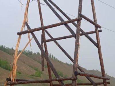 Гроза серьезно повредила деревянные опоры ЛЭП в Хангаласском районе